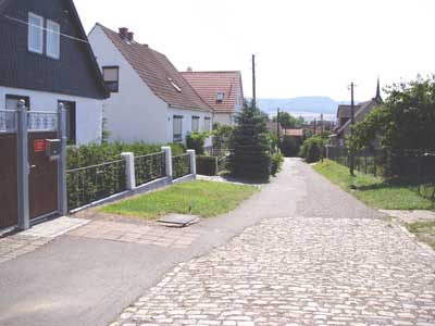 Wo früher mein Garten lag, steht jetzt ein schmuckes Haus (3. v. links).