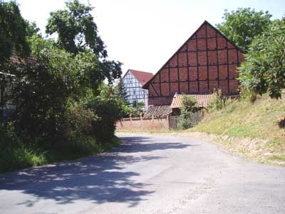 Straße ins Dorf hinein, im Winter für die Kinder eine Rodelbahn.