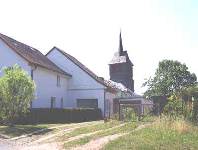 Der Kirchturm, vor der Wende am Verfallen, danach durch Spenden wieder restauriert.